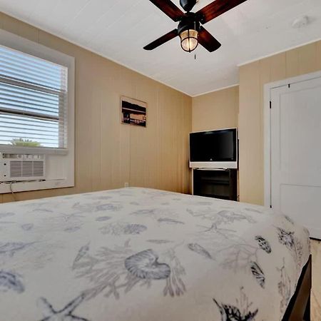 Stones Throw Beachside Bungalow #1 On The Beach Clearwater Beach Exteriör bild