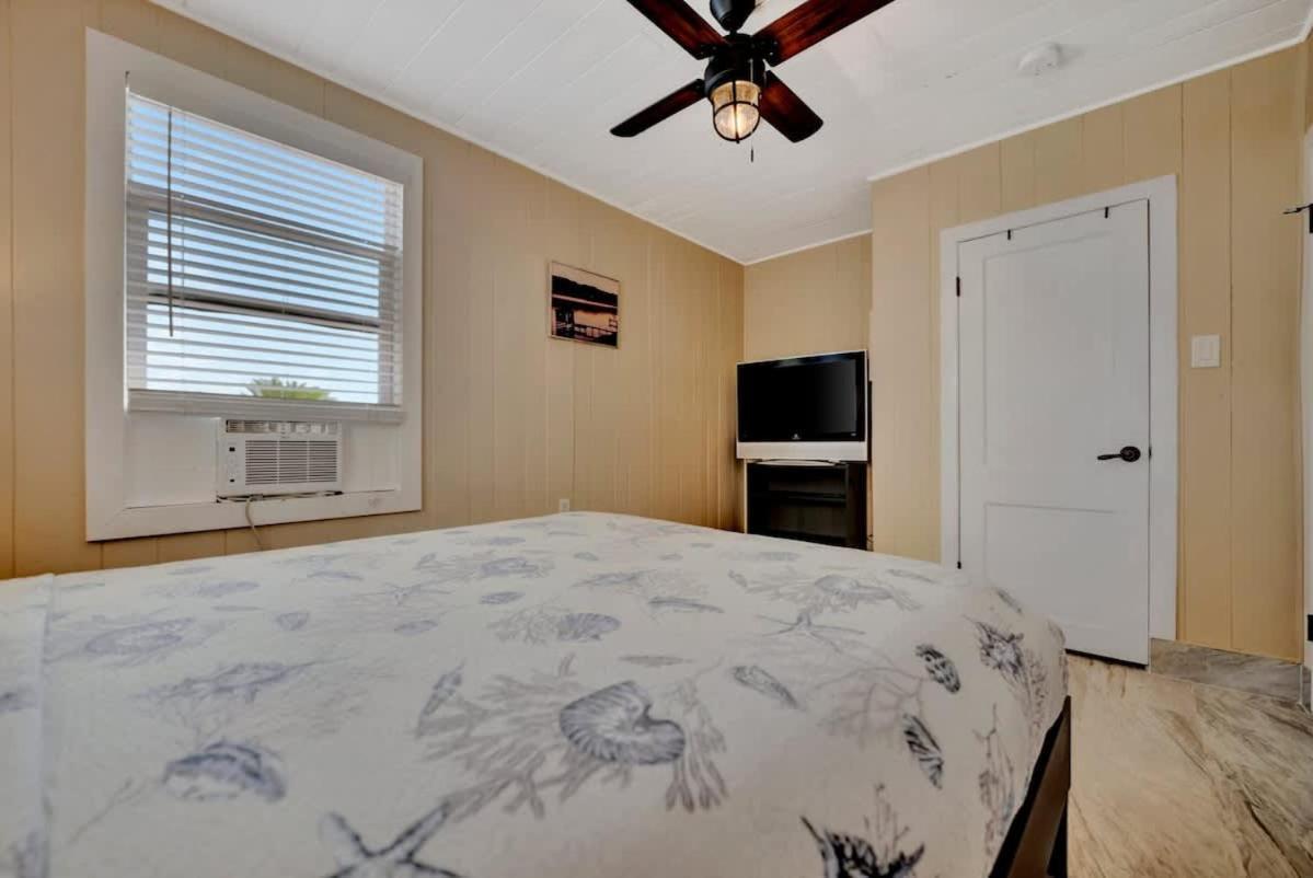 Stones Throw Beachside Bungalow #1 On The Beach Clearwater Beach Exteriör bild