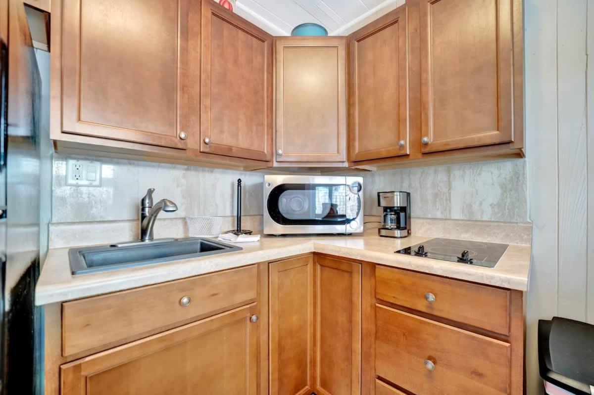 Stones Throw Beachside Bungalow #1 On The Beach Clearwater Beach Exteriör bild