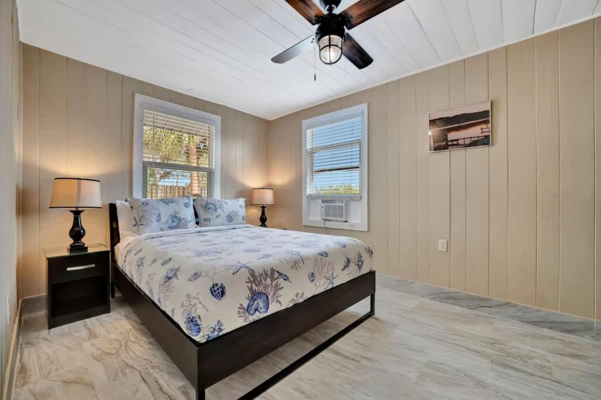 Stones Throw Beachside Bungalow #1 On The Beach Clearwater Beach Exteriör bild