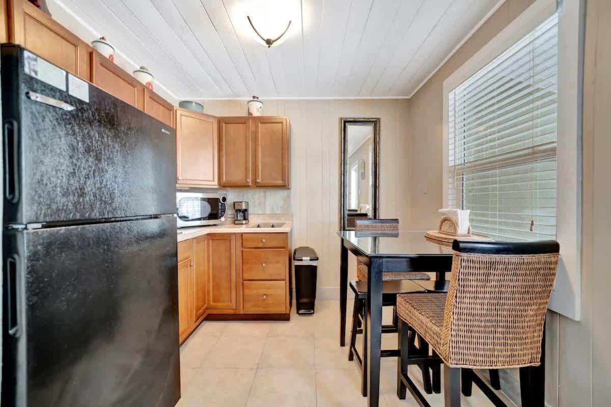 Stones Throw Beachside Bungalow #1 On The Beach Clearwater Beach Exteriör bild
