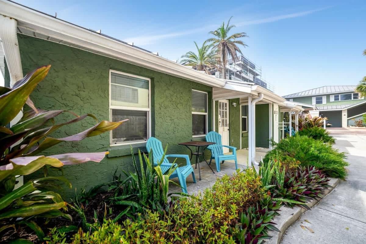 Stones Throw Beachside Bungalow #1 On The Beach Clearwater Beach Exteriör bild