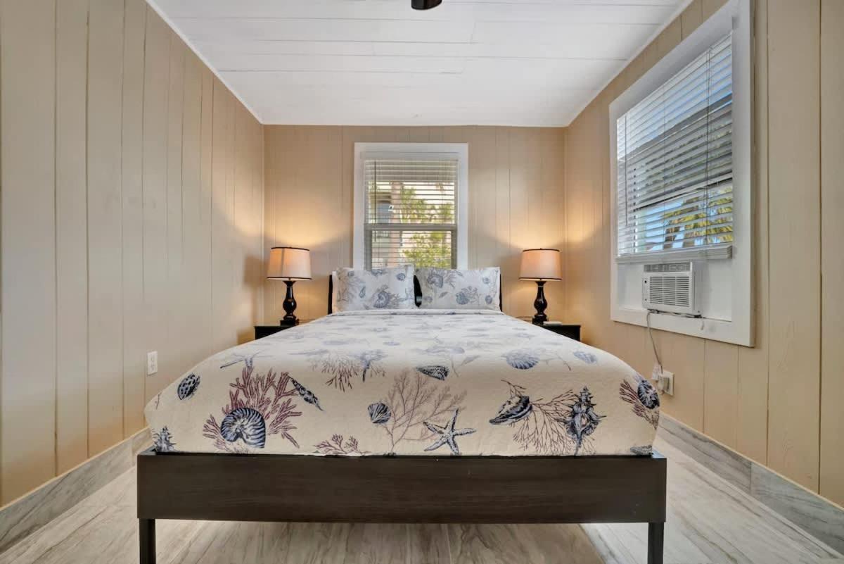 Stones Throw Beachside Bungalow #1 On The Beach Clearwater Beach Exteriör bild